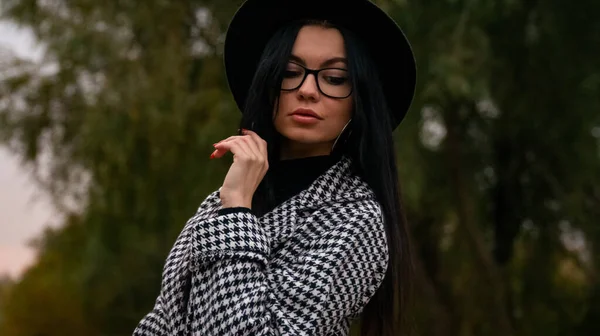 Una Joven Hermosa Con Sombrero Negro Traje Cuadros Posando Cámara — Foto de Stock