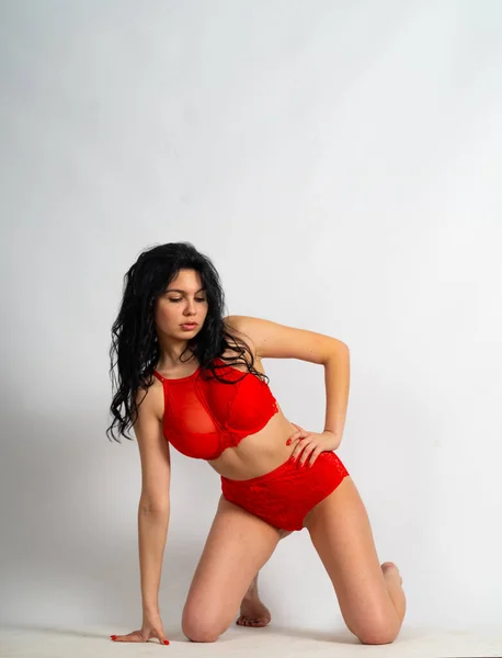 Atrakcyjny Sexy Młody Brunetka Model Noszenie Czerwony Bielizna Pozowanie Aparat — Zdjęcie stockowe