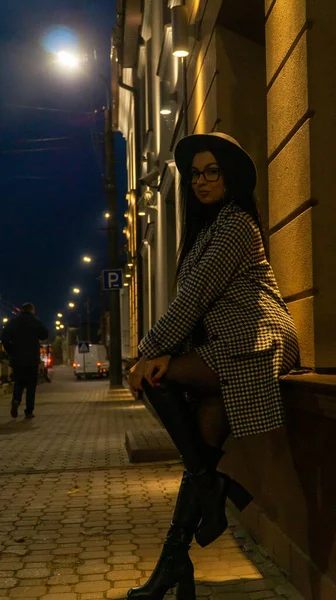 Young Beautiful Girl Black Hat Walking Night City Posing Camera — Stock Photo, Image