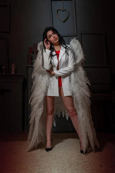Красива Сексуальна Дівчина Червоній Білизні Білій Куртці Крилами Позує Камеру — стокове фото