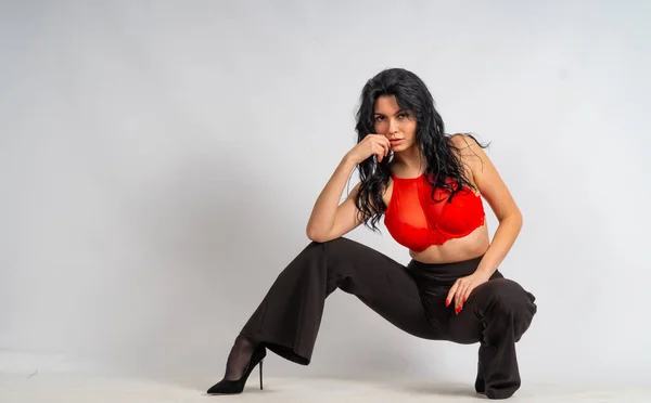 Atractiva Modelo Morena Joven Sexy Usando Top Rojo Pantalones Negros —  Fotos de Stock