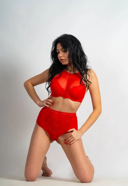 Atrakcyjny Sexy Młody Brunetka Model Noszenie Czerwony Bielizna Pozowanie Aparat — Zdjęcie stockowe