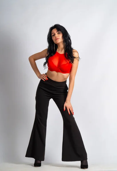 Atractiva Modelo Morena Joven Sexy Usando Top Rojo Pantalones Negros —  Fotos de Stock