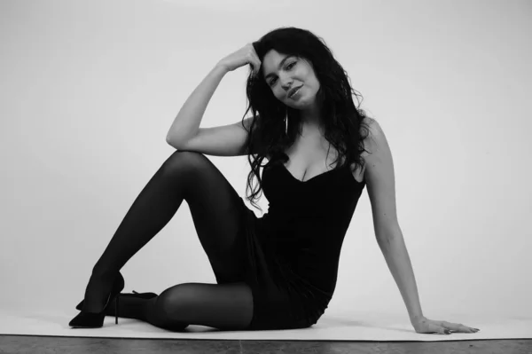 Чорно Білий Портрет Красивої Сексуальної Жінки Чорному Одязі Позує Студії — стокове фото
