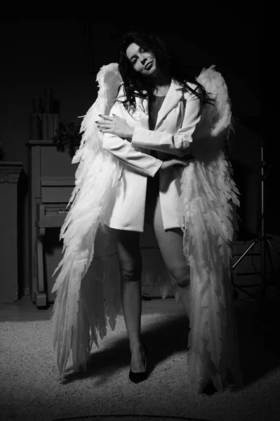 Çamaşırlı Ceketli Kanatlı Güzel Bir Kız Stüdyoda Kameraya Poz Veriyor — Stok fotoğraf