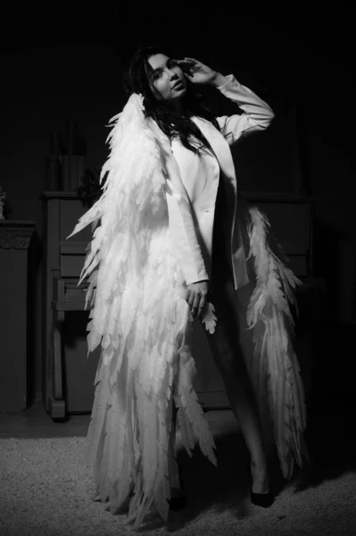 在演播室里 穿着内衣和夹克 长着翅膀的性感美女在镜头前摆姿势 还有黑白照片 — 图库照片