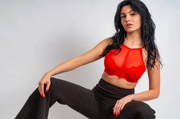 Atractiva Modelo Morena Joven Sexy Usando Top Rojo Pantalones Negros — Foto de Stock