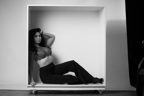 Siyah Elbiseli Güzel Bir Kadının Siyah Beyaz Portresi Stüdyoda Poz — Stok fotoğraf