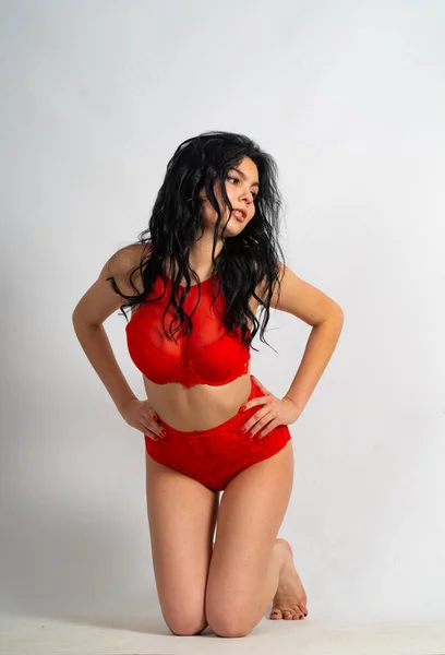 Attraktiv Sexig Ung Brunett Modell Klädd Röda Underkläder Poserar Vid — Stockfoto