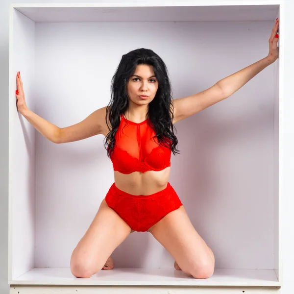 Όμορφο Σέξι Κορίτσι Κόκκινα Εσώρουχα Ποζάρουν Στην Κάμερα Στο Λευκό — Φωτογραφία Αρχείου