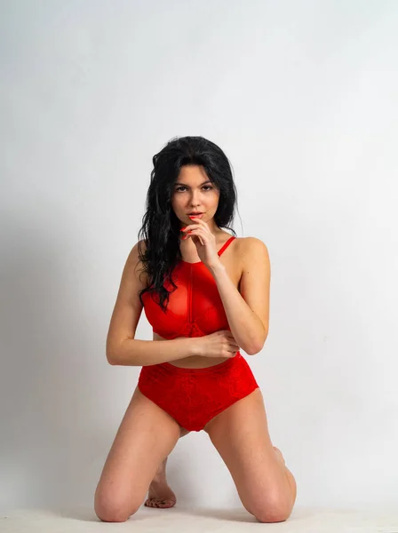 Atraente Sexy Jovem Morena Modelo Vestindo Lingerie Vermelha Posando Para — Fotografia de Stock