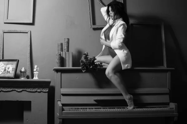 Красива Сексуальна Дівчина Нижній Білизні Піджак Квітами Руках Позує Камеру — стокове фото