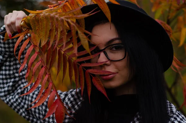 Ein Junges Schönes Mädchen Mit Schwarzem Hut Posiert Mit Herbstblättern — Stockfoto