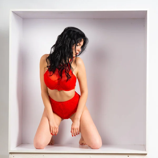 Красивая Сексуальная Девушка Красном Белье Позирует Перед Камерой Белой Комнате — стоковое фото