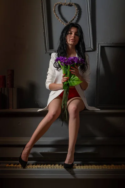Vacker Sexig Tjej Röda Underkläder Och Vit Jacka Med Blommor — Stockfoto