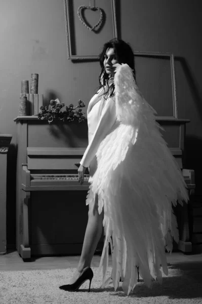 Gyönyörű Szexi Lány Fehérnemű Kabát Szárnyakkal Pózol Kamera Stúdióban Fekete — Stock Fotó