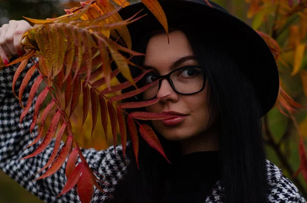 Ung Vacker Flicka Svart Hatt Poserar Vid Kameran Med Höstlöv — Stockfoto