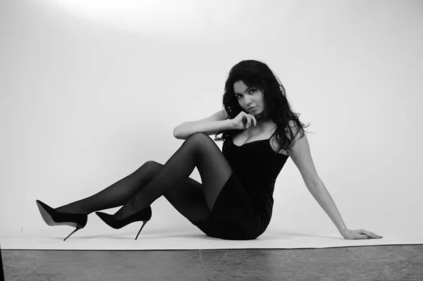 Siyah Elbiseli Güzel Bir Kadın Stüdyoda Poz Veriyor Siyah Beyaz — Stok fotoğraf