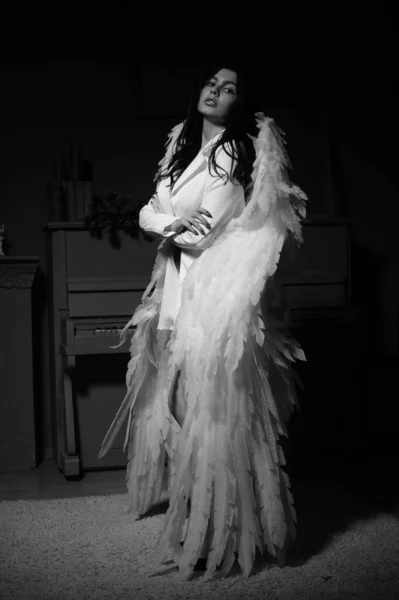 Piękna Seksowna Dziewczyna Bieliźnie Kurtce Skrzydłami Pozującymi Kamery Studio Zdjęcie — Zdjęcie stockowe