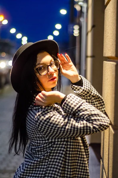 Una Joven Hermosa Chica Con Sombrero Negro Caminando Por Ciudad — Foto de Stock