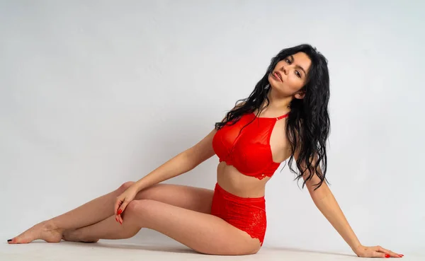 Aantrekkelijk Sexy Jong Brunette Model Dragen Rood Lingerie Poseren Bij — Stockfoto