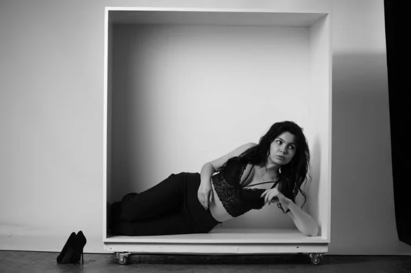 Чорно Білий Портрет Красивої Сексуальної Жінки Чорному Одязі Позує Студії — стокове фото