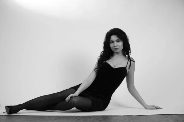 Zwart Wit Portret Van Mooie Sexy Vrouw Zwart Kleding Poseren — Stockfoto