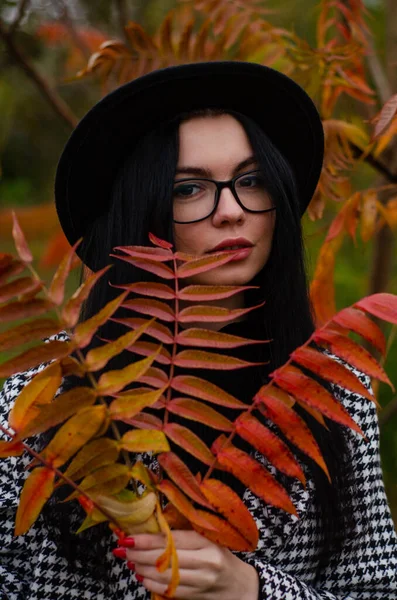 모자를 나뭇잎을 얼굴에 아름다운 — 스톡 사진