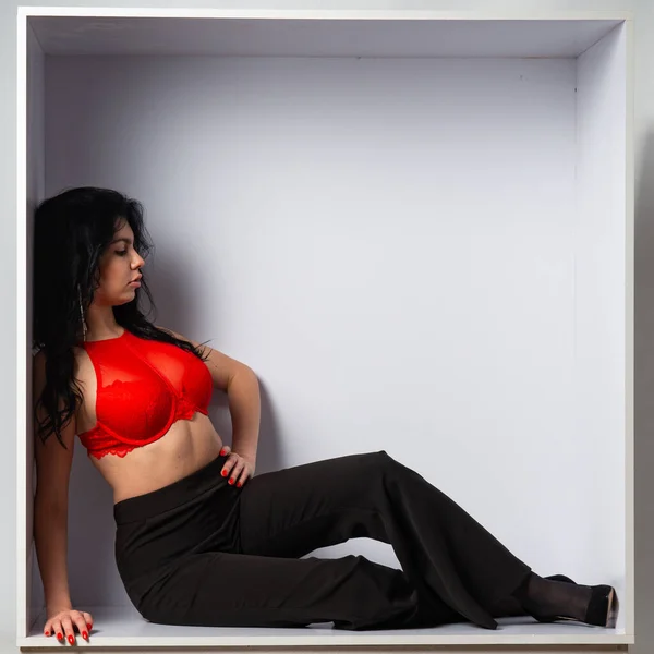Attrayant Sexy Jeune Modèle Brune Portant Haut Culture Rouge Pantalon — Photo