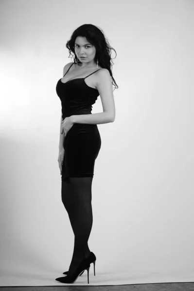 Красива Молода Жінка Чорній Сукні Позує Студії Чорно Біла — стокове фото