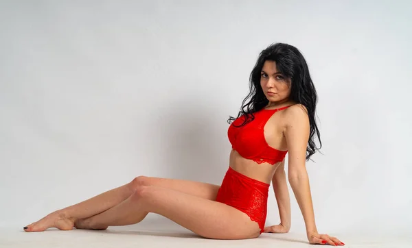 Attraente Sexy Giovane Modello Bruna Indossa Lingerie Rossa Posa Presso — Foto Stock