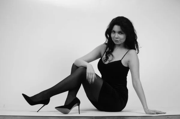 Siyah Elbiseli Güzel Bir Kadın Stüdyoda Poz Veriyor Siyah Beyaz — Stok fotoğraf