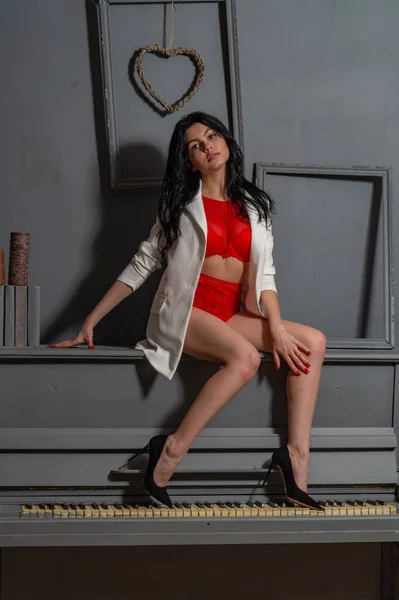 Hermosa Chica Sexy Lencería Roja Chaqueta Blanca Posando Cámara Estudio —  Fotos de Stock