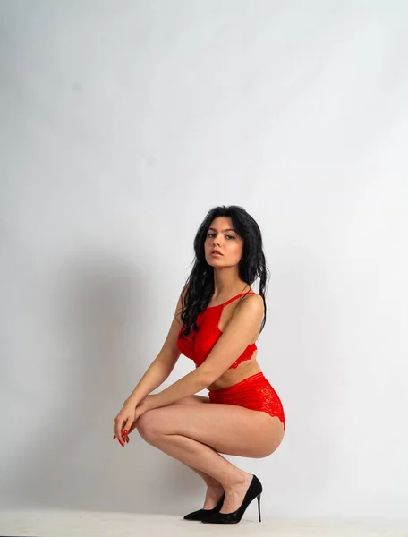 Atractiva Modelo Morena Joven Sexy Usando Lencería Roja Posando Cámara Imagen De Stock