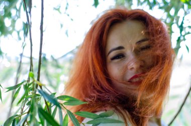 Uzun saçlı güzel bir genç kadının portresi. 