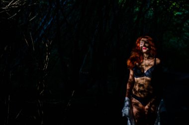 Siyah iç çamaşırlı güzel bir kadın. 