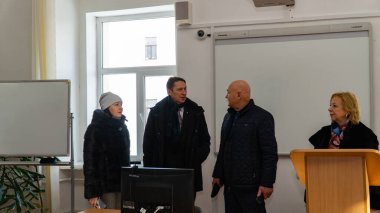 Üniversite binasında sohbet sırasında bir grup insan