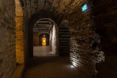 Tuğla duvarlı boş yeraltı tüneli 
