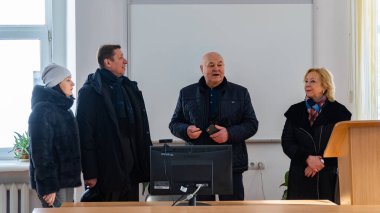 Üniversite binasında sohbet sırasında bir grup insan