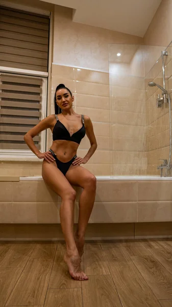 Siyah Çamaşırlı Güzel Bir Kadın Banyoda Poz Veriyor — Stok fotoğraf