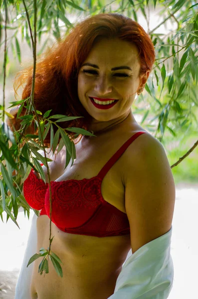 Όμορφη Νεαρή Γυναίκα Κόκκινα Εσώρουχα Ποζάρουν Στον Κήπο — Φωτογραφία Αρχείου
