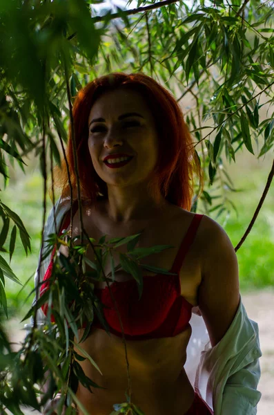 Bela Jovem Mulher Vestido Vermelho Jardim — Fotografia de Stock