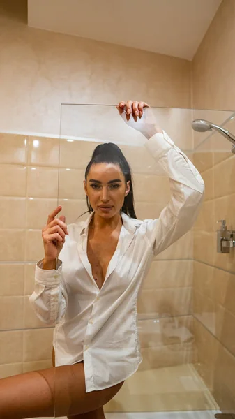 Güzel Genç Bir Kadın Banyoda Poz Veren Tek Bir Beyaz — Stok fotoğraf
