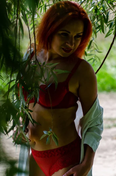 Όμορφη Νεαρή Γυναίκα Ένα Κόκκινο Εσώρουχα Στο Δάσος — Φωτογραφία Αρχείου