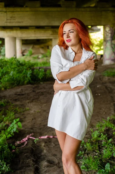 Молодая Женщина Белой Рубашке Позирует Старым Мостом — стоковое фото