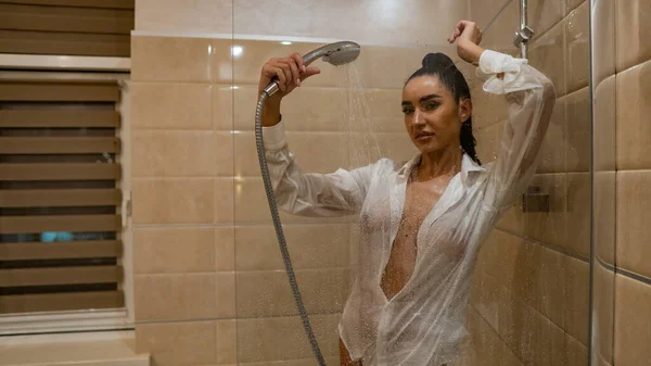 Hermosa Mujer Joven Desnuda Solo Una Camisa Mojada Masculina Posando — Foto de Stock