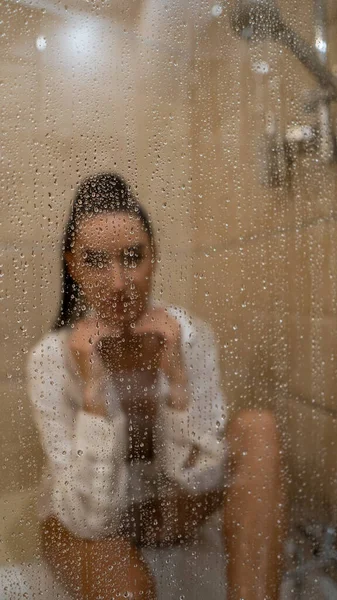 Güzel Genç Bir Kadın Banyoda Poz Veren Tek Bir Islak — Stok fotoğraf