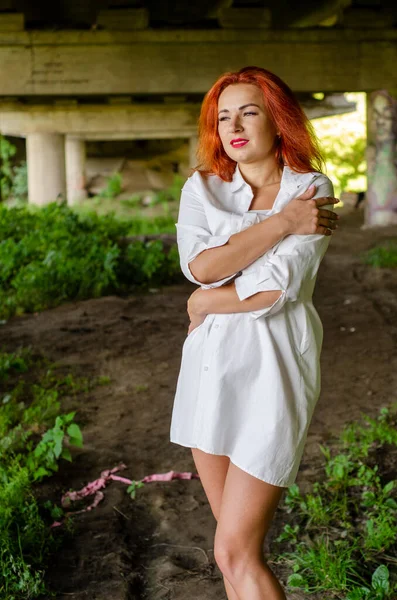 Ung Kvinna Vit Skjorta Poserar Gammal Bro — Stockfoto