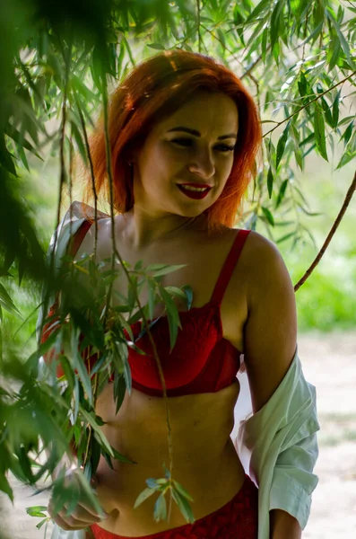 Krásná Mladá Žena Červené Spodní Prádlo Pózování Zahradě — Stock fotografie