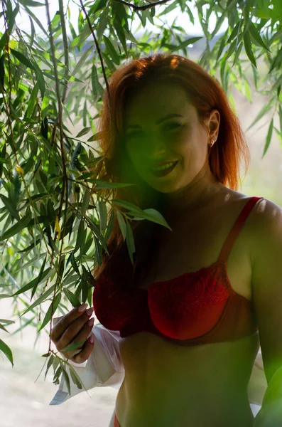 Hermosa Mujer Sexy Con Lencería Roja Posando Bajo Sauce — Foto de Stock